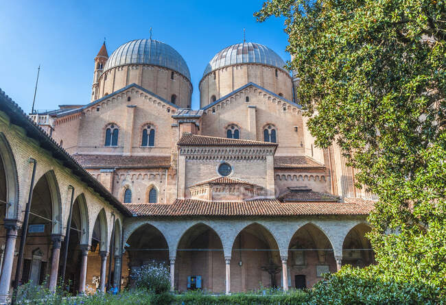 Italy, Veneto, Padua, cloister of the Cathedral of St Anthony of Padua (13th century) — Stock Photo