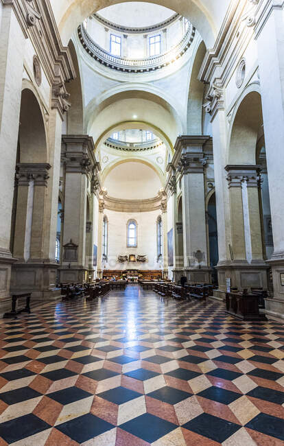 Italia, Véneto, Padua, pavimento de mármol de la Basílica de Santa Justina (siglo XVI)) - foto de stock