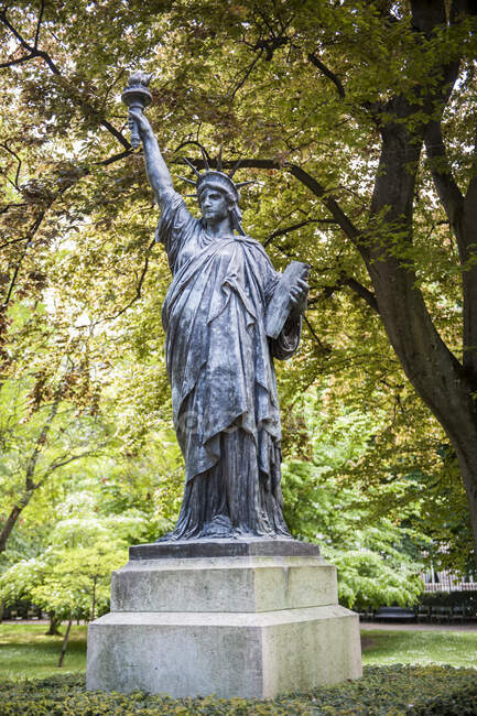 Statue of Liberty enlightening the world. Replica standing in Luxembourg gardens, Paris, France — Stock Photo