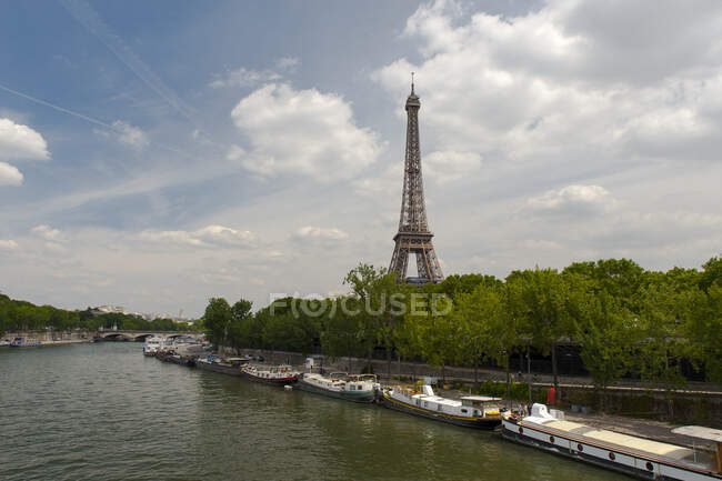 Houseboats on river Seine before Eiffel tower, Paris, France — Stock Photo