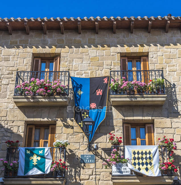 Espagne, Rioja, Journées médiévales des Briones (festival déclaré d'intérêt touristique national), façade de la maison décorée de drapeaux — Photo de stock