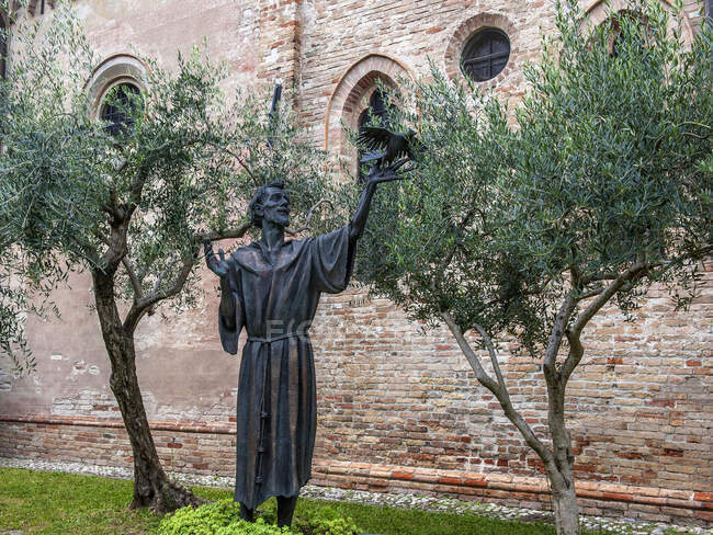 Италия, Венето, Тревизо, бронзовая статуя Святого Франциска — стоковое фото