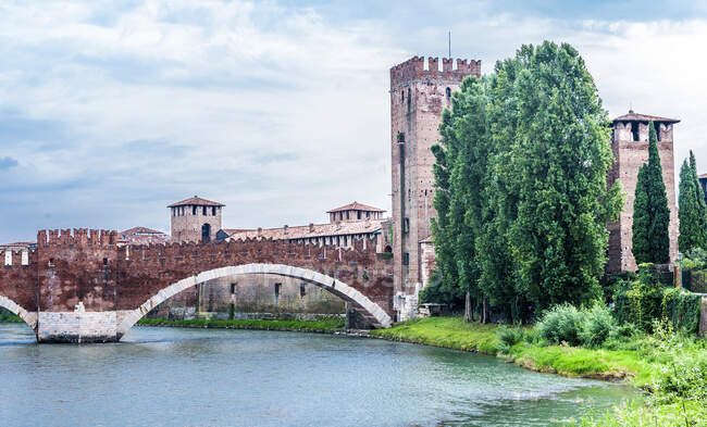 Італія, Венето, Верона, Кастельвеккіо (15 століття) і міст Скалігеро (14 століття) на річці Адіж. — стокове фото