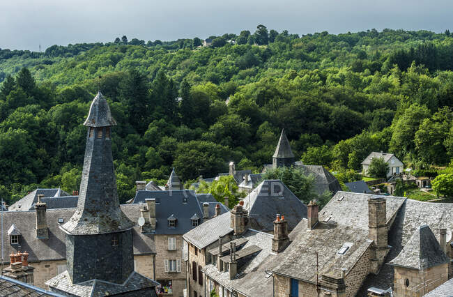 Франция, Limousin, Coreze, вид на шиферные крыши Treignac-sur-Vezere (Деревня Мост во Франции)) — стоковое фото