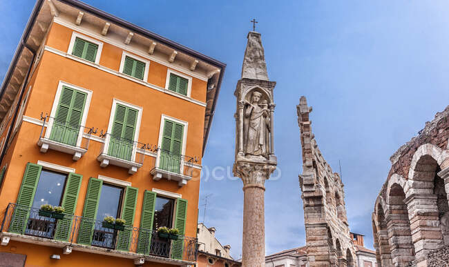 Italia, Véneto, Verona, Arena (30 AD) y edificio en Piazza Bra - foto de stock