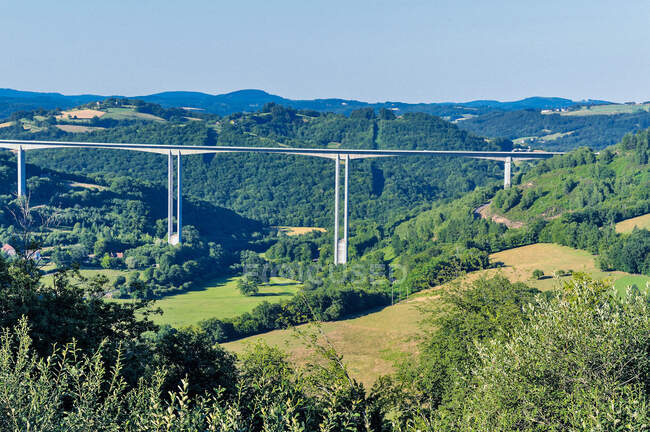 Francia, Limousin, Coreze, viaducto de Tulle (2004) sobre el valle de Correze (autopista A89) - foto de stock