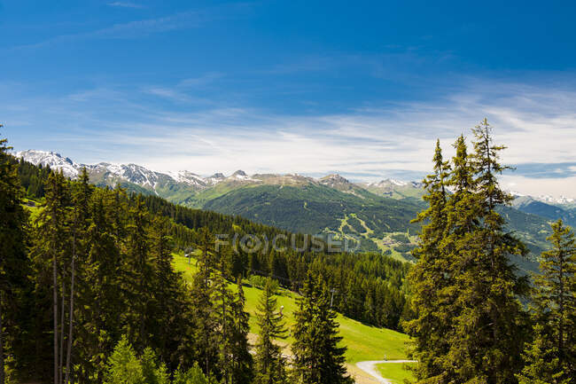 França, Savoie, vista panorâmica do resort de arcos no verão — Fotografia de Stock