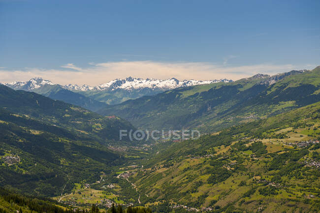 França, Savoie, vista panorâmica do resort de arcos no verão — Fotografia de Stock