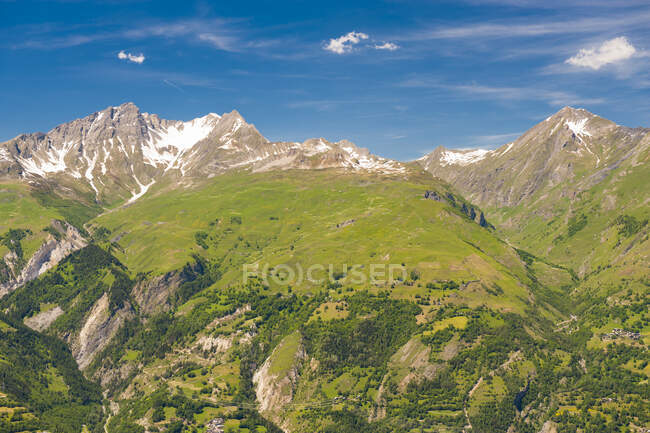 Francia, Saboya, vista panorámica desde la estación de arcos en verano - foto de stock