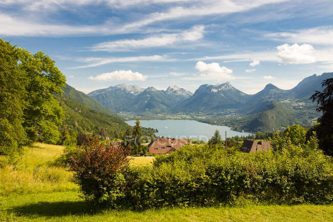 Francia, Savoia, Annecy, vista panoramica sul lago sorvolato da parapendio — Foto stock