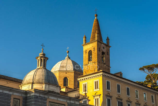Європа, Італія, Рим, П'яцца ді Спанья, церква Санта-Марія-дель-Пополо (15 століття)) — стокове фото