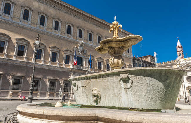 Itália, Roma, distrito de Campo dei Fiori, Palácio Farnese (Embaixada da França e Escola Francesa de Roma, século XVI) e fonte (bacia dos banhos termais de Caracalla) — Fotografia de Stock