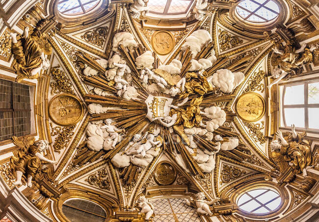 Italia, Roma, quartiere Piazza Navona, Chiesa della Chiesa nuova (XVI secolo), soffitto barocco di una cappella — Foto stock