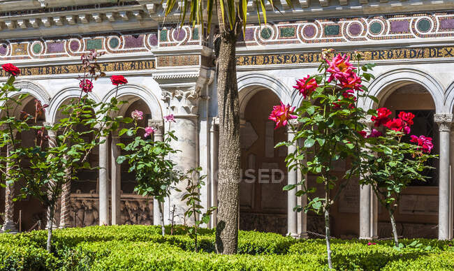 Italia, Roma, Basílica de San Pablo Extramuros (siglos IV-XIX), Claustro cosmatesco (siglo XIII)) - foto de stock