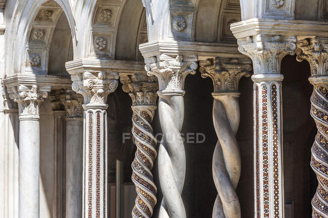 Италия, Рим, Базилика Святого Павла за стенами (IV-XIX вв.), скрученные колонны с мозаикой Косматологического монастыря (XIII в.) — стоковое фото
