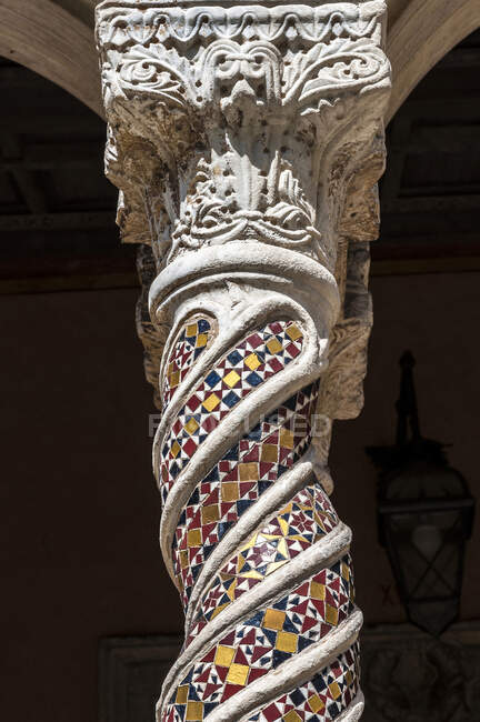Italy, Rome, Basilica of St Paul Outside the Walls (4th-19th centuries), twisted column with mosaics of the Cosmatesque Cloister (13th century) — Stock Photo