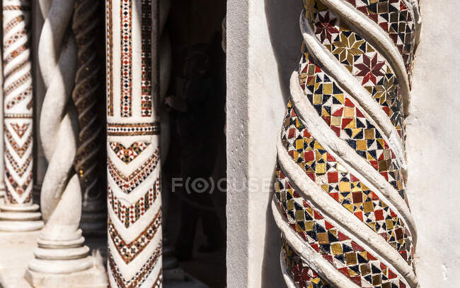 Італія, Рим, базиліка Святого Павла за мурами (4-19 століття), закручені колони з мозаїкою косметичного монастиря (13 століття).) — стокове фото
