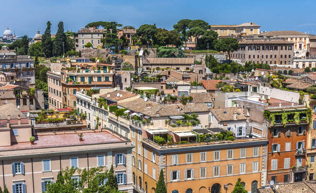 Italia, Roma, Aventino, casas a lo largo de Via di San Teodoro en el borde del Palatino - foto de stock