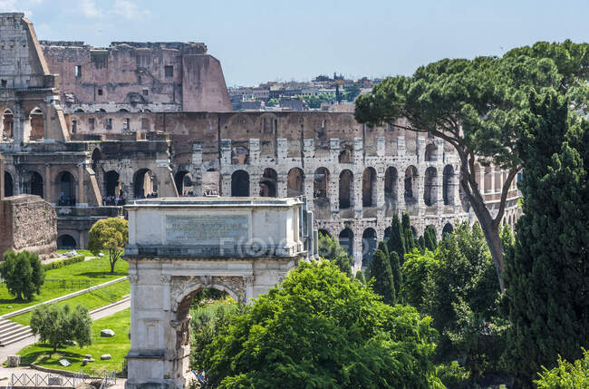 Itália, Roma, Fóruns Imperiais, o Coliseu e o Arco di Tito — Fotografia de Stock