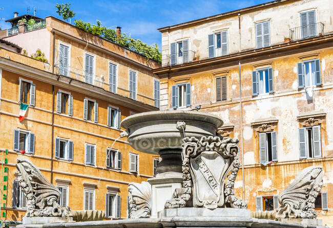 Italia, Roma, barrio de Trastevere, fuente de Santa Maria in Trastevere - foto de stock