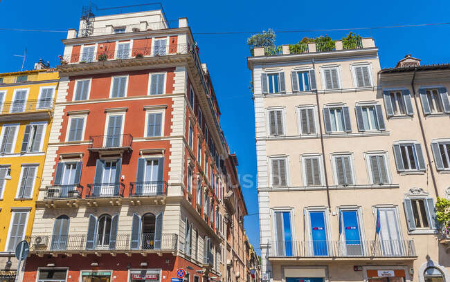Италия, Рим, площадь Испании, здание via del Corso — стоковое фото