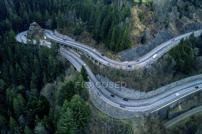 Europa, Alemanha, Bade-Wurtemberg, Litunau, estrada sinuosa através da floresta negra — Fotografia de Stock