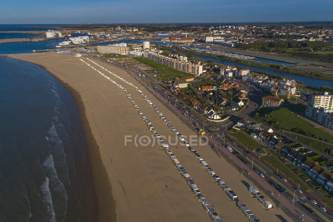 France, Hauts de France, Pas-de-Calais,. Calais. Beah and white beach huts — Stock Photo