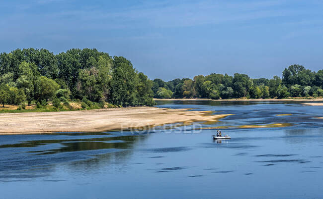 France, Loire Valley, Pays de la Loire, Maine-et-Loire, boat on the Loire at Candes-st-Martin (UNESCO World Heritage) (фр.)) — стокове фото