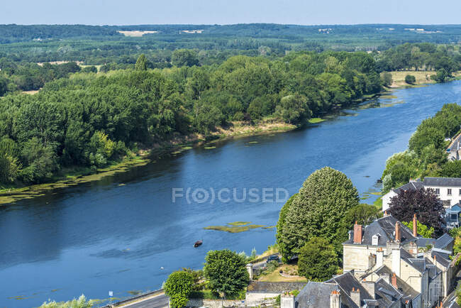 Francia, Centro-Val de Loire, Indre-et-Loire, vista de la Vienne desde la Real Fortaleza de Chinon - foto de stock