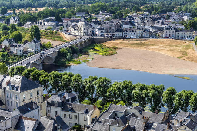 Francia, Centro-Val de Loire, Indre-et-Loire, vista de la Vienne y el Faubourg Saint Jacques desde la Real Fortaleza de Chinon - foto de stock