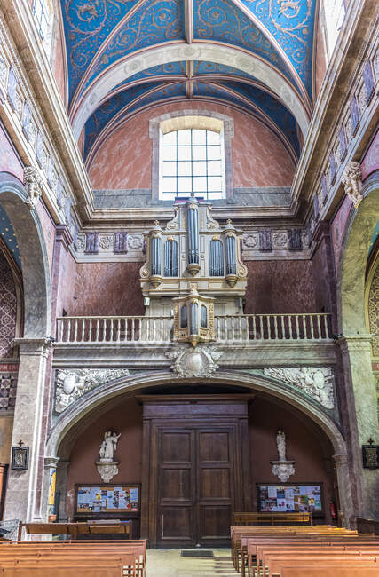 France, Center-Val de Loire, Loir et Cher, Blois, organ gallery of the Saint Vincent de Paul church with sculptures by Gaspard d'Imbert (17th century) — Stock Photo