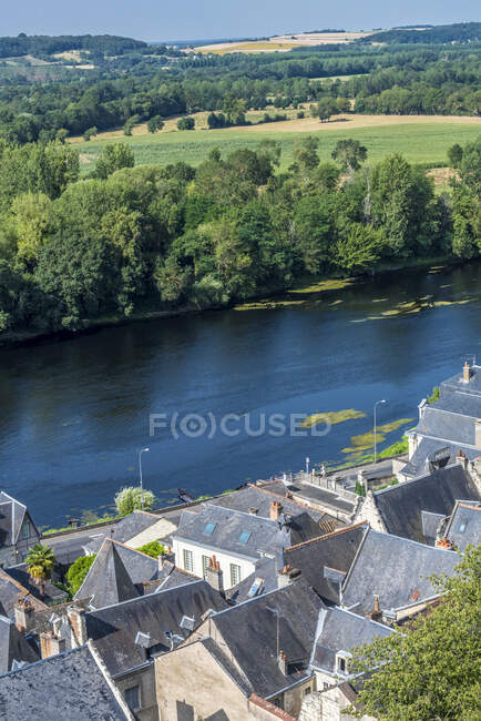 Francia, Centro-Val de Loire, Indre-et-Loire, vista de la Vienne y los tejados desde la Real Fortaleza de Chinon - foto de stock