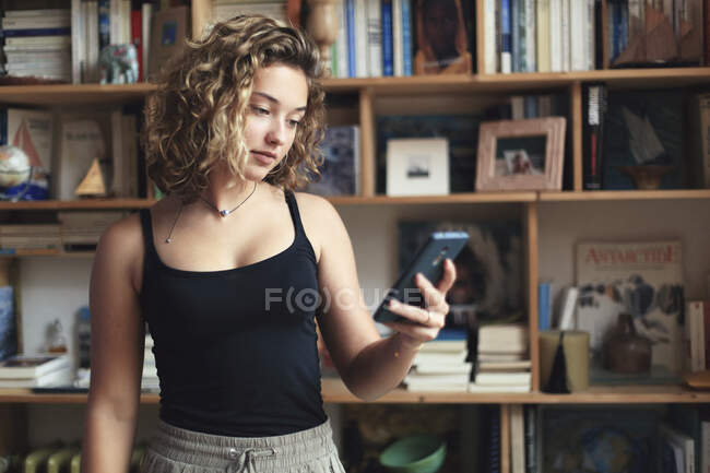 Teenager-Mädchen und der Alltag. Telefon. Lesung — Stockfoto