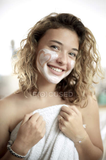 Adolescente con mascarilla en el baño - foto de stock