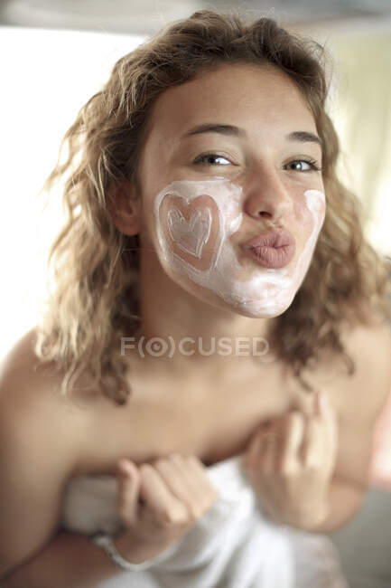 Adolescente chica haciendo máscara facial - foto de stock
