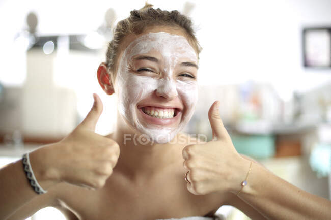 Adolescente con mascarilla en el baño - foto de stock