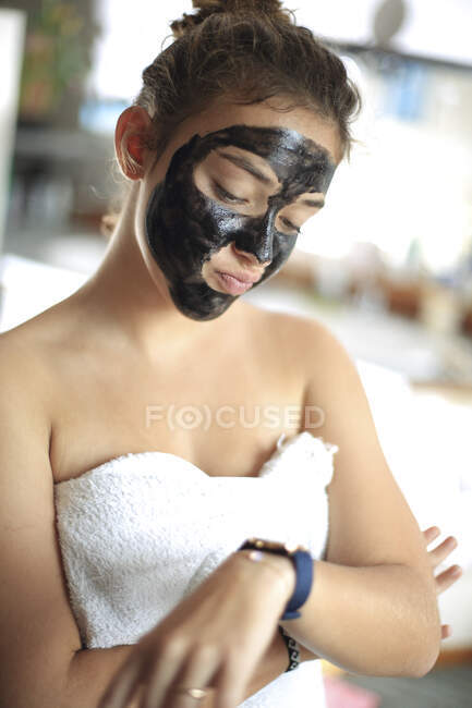 Ragazza adolescente con maschera in bagno — Foto stock