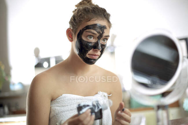 Дівчинка-підліток робить маску обличчя — стокове фото