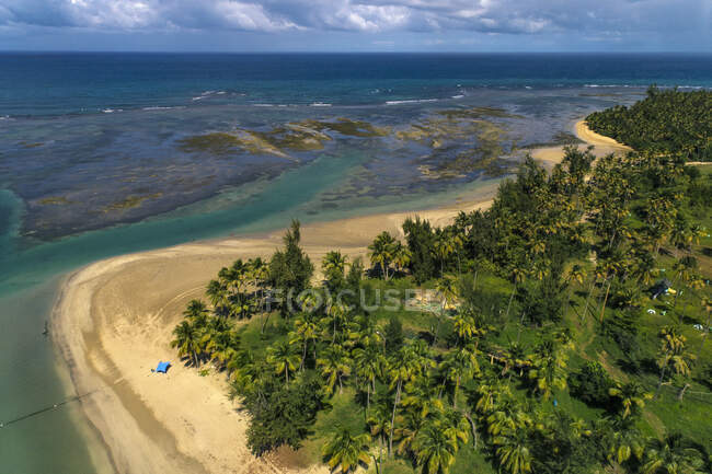 EE.UU., Porto Rico, playa. Playa de Luquillo - foto de stock