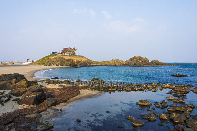 El santuario de Hachinohe. A lo largo del sendero costero Michinoku, Tohoku, Honshu, Japón. - foto de stock