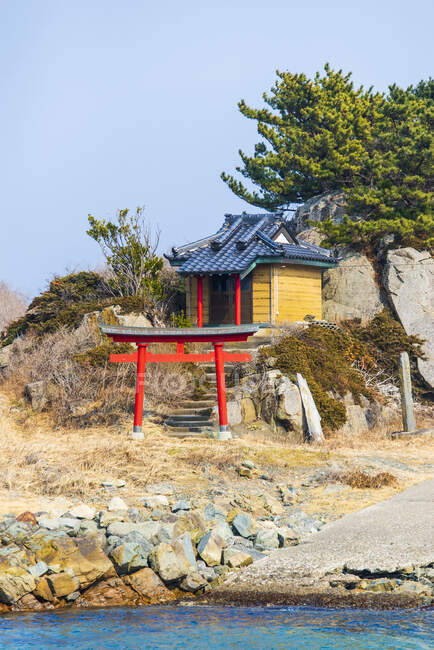 Sanctuaire shinto à Tanesashi. Le long du sentier côtier Michinoku, Tohoku, Honshu, Japon. — Photo de stock