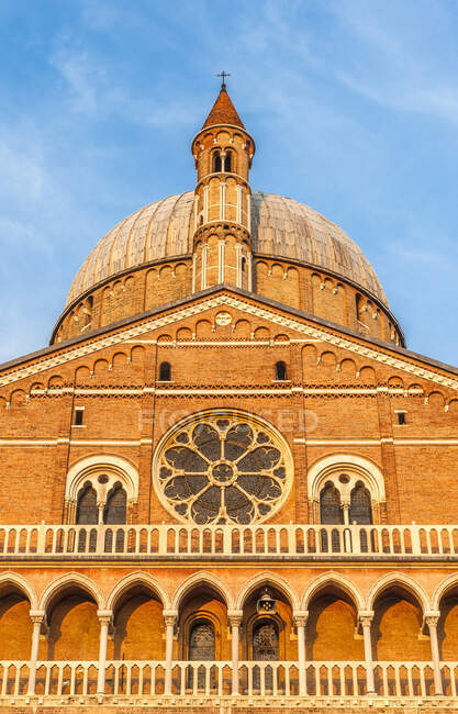 Italy, Veneto, Padua, Romanesque facade of the Cathedral of St Anthony of Padua (13th century) and Byzantine cupola — Stock Photo