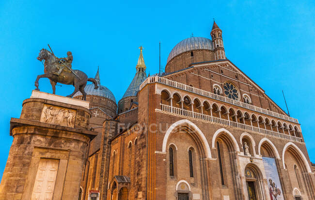 Italy, Veneto, Padua, Cathedral of St Anthony of Padua (13th century) and equestrian statue of a condottiere by Donatello — Stock Photo