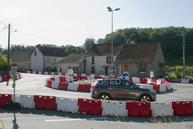 Frankreich, Aubusson, 23, provisorische Anlage auf der D990 zur Umleitung des Verkehrs während der Bauarbeiten. — Stockfoto