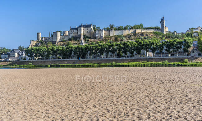 Francia, Centro-Val de Loire, Indre-et-Loire, Real Fortaleza de Chinon, f arena y secado Vienne. - foto de stock