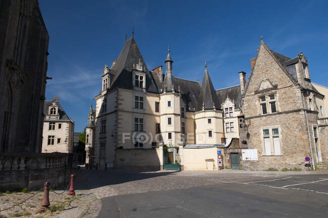 Вражаючий будинок єпископа поблизу собору в Ле - Мані (Франція). — стокове фото