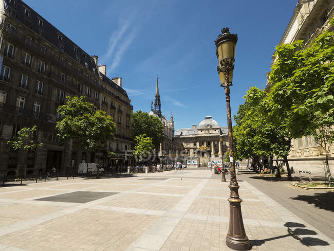 La plaza frente al tribunal de justicia, París, Francia - foto de stock