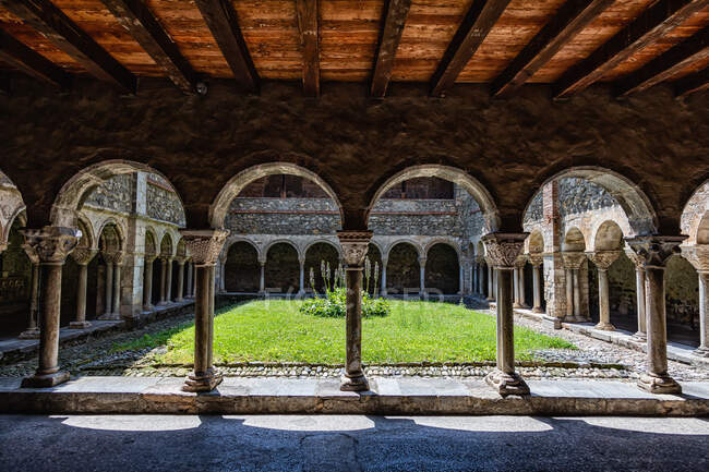Cloister of the Saint Lizier cathedral, Ariege department, Pyrenees, Occitanie, France — Stock Photo