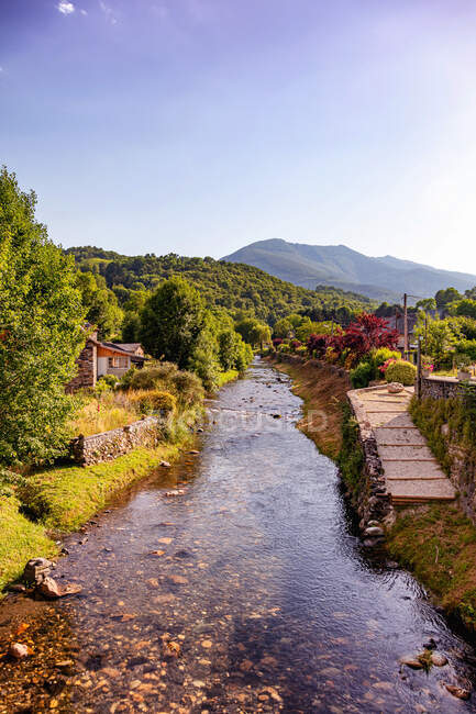 Veduta del villaggio del fiume Audressein nel dipartimento di Ariege, nei Pirenei, regione Occitanie, Francia — Foto stock