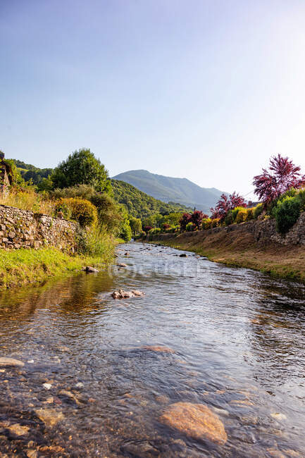 Audressein villaggio nel dipartimento di Ariege, nei Pirenei, regione Occitanie, Francia — Foto stock